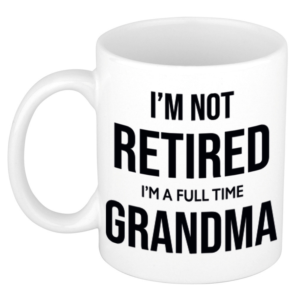 Im not retired im a full time grandma-oma pensioen mok-beker wit afscheidscadeau 300 ml